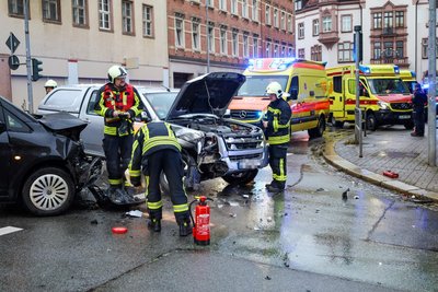 Blick auf die Unfallstelle auf der B 101 im Auer Stadtzentrum: Zwei Fahrzeuge sind kollidiert.
