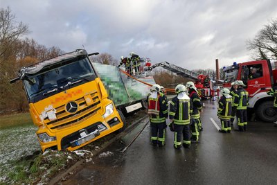 Die Feuerwehr sichert den Sattelzug mit Spanngurten.