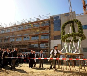 
              <p class="artikelinhalt">Polier Jerry Butzke (rechts) von der Firma Bateg sagte den Richtspruch und erklärte, warum ein Polier auf einer Baustelle unverzichtbar ist.</p>
            