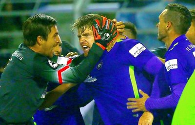 Steve Breitkreuz (2. von links) lässt sich nach seinem Ausgleichstor in der Nachspielzeit von FCE-Kapitän Martin Männel (l.) feiern.