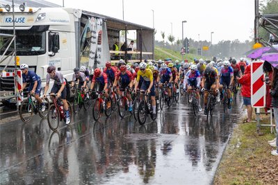 Gedrängel am Start: 71 Fahrer gingen am Sonntagnachmittag in Halsbrücke beim Rennen der Elite, Amateure und der U 19 an den Start. Kurz zuvor hatte es zu regnen begonnen. Der Sieger wurde am Ende im Sprint ermittelt.