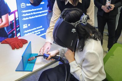 Katherina Reiche probierte das virtuelle Schweißen selbst aus.