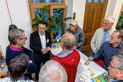 Lorenz Bücklein von der Verbraucherzentrale Leipzig (Mitte) informierte über das Modell, über eine Genossenschaft, Energie zu erzeugen. Damit machen sich Bürger autark von großen Energiekonzernen. 