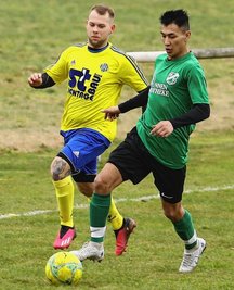 Ali Muradi (r.) - hier gegen Tim Roscher vom TSV Geyer - und der BSV Eintracht Zschopautal wollen ihren Spitzenplatz verteidigen.