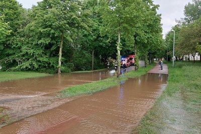 Nach Regenfällen sammelte sich in Zwönitz auf der Matthes-Enderlein-Straße Wasser. 