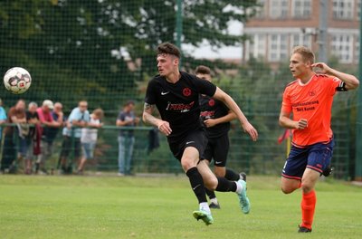Auf seine Tore zählt der Meeraner SV auch in der nächsten Saison: Julian Rudolph (links) - hier gegen den Oberlungwitzer Kevin Lorenz - war mit 15 Treffern der drittbeste Torschütze der Landesklasse West.