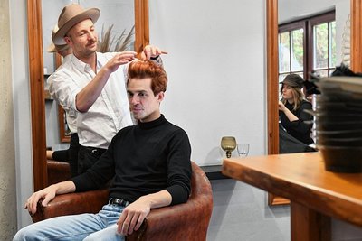 Alexander Donesch - hier beim Haarefärben durch Martin Pieske für die Schauspielproduktion  "Talisman" - fühlt sich bei seinen Eltern, in Freiberg und in Paris zu Hause. 