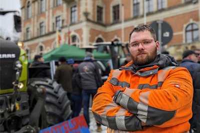 Tobias Möckel arbeitet im landwirtschaftlichen Familienbetrieb. Er berichtet, wofür er protestiert - es geht nicht nur um Subventionen. Auf dem Stollberger Markt versammelte er sich am Freitag mit weiterenden Protestierenden, um ihr Anliegen zu erläutern.
