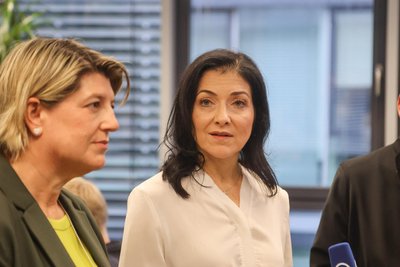 Sigrid Nagl (links), Personalverantwortliche bei Envia M, erklärte Ministerin Katherina Reiche die Ausbildungsstätte.