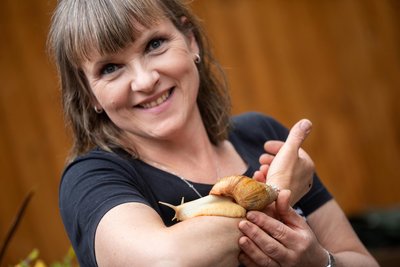 Andrea Raczek vom Plauener Tierheim kümmerte sich um die Achatschnecken.