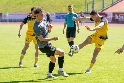 Tyron Profis zieht zum 2:0 für den VFC Plauen ab.