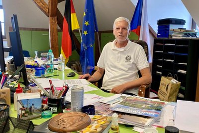 Seit 36 Jahren Bürgermeister in Anton Günthers Heimatort: Jan Horník in seinem Büro im Rathaus.