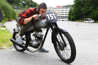 Nach einem Besuch im einstigen Zschopauer DKW-Werk geht Ingo Arnold mit seiner Rennmaschine nun in Arnsfeld an den Start.