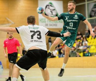 Im Aufwind: Die Handballer der HSG Freiberg um Martin Schettler (r.) haben gegen den HC Elbflorenz II (Foto) und zuletzt beim SV Oberlosa zwei überzeugende Auftritte hingelegt. 