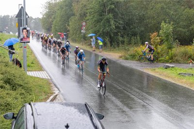 Trotz der nassen Straßen machten die Aktiven auf dem vier Kilometer langen Rundkurs von Beginn an Tempo.