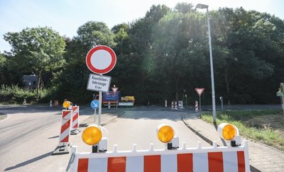 Die Chemnitzer Landstraße in Auerswalde, hier am Abzweig in Richtung Chemnitz-Glösa, soll noch bis Ende September wegen Gasleitungs- und Breitbandausbau gesperrt bleiben.