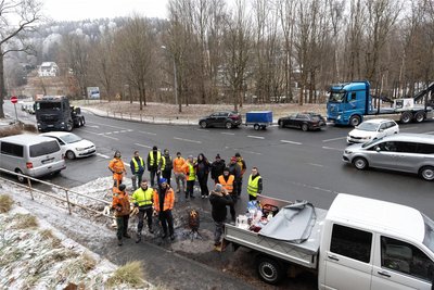 Die Erzgebirger haben die Protestwoche am Freitagnachmittag offiziell für beendet erklärt. Zu den Demonstranten, die seit Montag in der Kälte jeden Tag mehrere Stunden aushielten, gehört diese Truppe von der Buchholzer Wendeschleife. Zu Wochenbeginn standen die Männer an der Kreuzung "Morgensonne".
