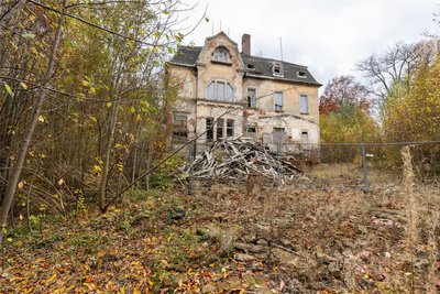 Die Villa wurde von der Stadt notgesichert. Bauschutt lagert rings um das einst mondäne Gebäude.