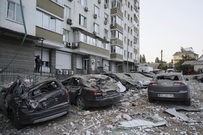Russische Luftangriffe auf die ukrainische Hauptstadt haben viele Gebäude, Straßen und Autos beschädigt.
