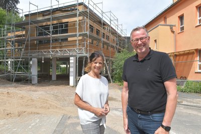 Schulleiterin Kathrin Lötsch und Bürgermeister Rico Gerhardt freuen sich über den Anbau an die Grundschule Oberschöna.