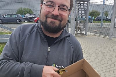 Tobias Mädler hält eines der insgesamt sieben geretteten Entenküken in der Hand.