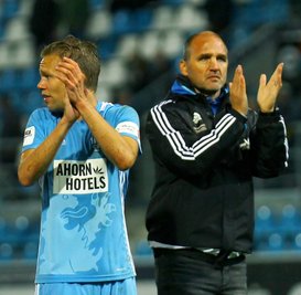 Applaus für die lautstarke Unterstützung aus der Fankurve: Dennis Grote und Sportvorstand Steffen Ziffert nach der 1:2-Heimniederlage gegen Fortuna Köln.            