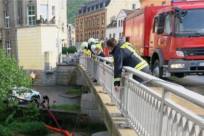 Im Schwarzwasser in Aue musste die Feuer am Nachmittag eine Ölsperre errichten.