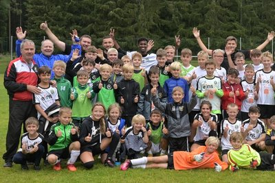 Alles strahlt: Auch der dritte Kurs der Fußballschule Vogtland ist erfolgreich zu Ende gegangen. 