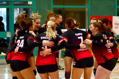 Die Wildcats vom FSV Reichenbach feiern hier nach ihrem 3:0-Sieg gegen Engelsdorf.
