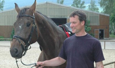
              <p class="artikelinhalt">Reitlehrer Lutz Barfeld ist am Wochenende in Grünstädtel auch als Turnierteilnehmer zu erleben.</p>
            