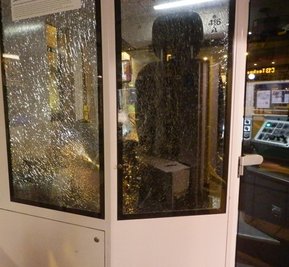 Die Glasflasche wurde gegen die Scheibe des Fahrerhäuschens der Citybahn Stollberg geworfen.