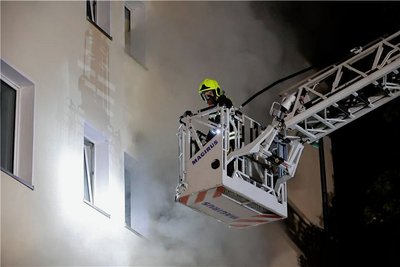 Dramatische Szenen in Chemnitz: In einem Mehrfamilienhaus am Rande des Reitbahnviertels brach am Abend des 12. September 2021 ein Feuer aus. Zwei junge Männer, ein Deutscher und ein Deutsch-Türke, stehen nun vor Gericht. 