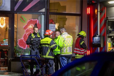 Beratung nach dem Ende der Löscharbeiten. Jetzt muss die Brandursache ermittelt werden.
