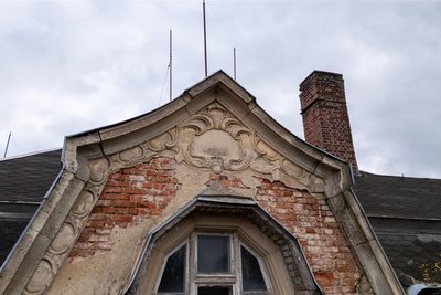 Einzelne Ornamente lassen nur erahnen, wie schön die Gründerzeitvilla einmal war. Früher stand sie unter Denkmalschutz - dieser Schutzstatus besteht nicht mehr.