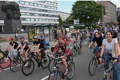 Start der Fahrraddemo am Karl-Marx-Monument.