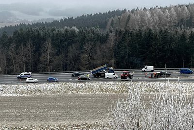 Auch am Freitag blockierten Landwirte und Unterstützer den Überflieger B 95 bei Ehrenfriedersdorf. Es lief alles koordiniert ab. Der Verkehr auf der Bundesstraße wurde wechselseitig gesperrt. Für Rettungswagen jedoch wurde die Straße sofort freigegeben, so gab es keine Verzögerung. Auch hier wurden die Streikenden von Unterstützern mit Essen und warmen Getränken gut versorgt.