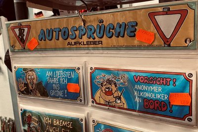Mehr als 12.500 verschiedene Waren hat Rainer Mai in seinem Allroundladen – auch Autosprüche.