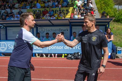 Die Trainer Norman Zschach (Plauen/links) und Sven Köhler (Auerbach/rechts) bei der Begrüßung vor dem Spiel.