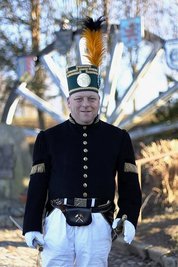 Andreas Rössel vom Bergbautraditionsverein Wismut im Habit eines Freiberger Bergbeamten. Diesen trägt er als Vertreter des Sächsischen Landesverbandes der Bergmanns-, Hütten- und Knappenvereine. 