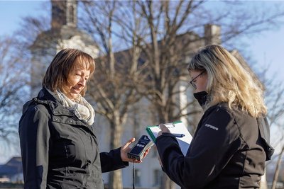 Mit dem zu Ende gehenden Winterschlaf der Fledermäuse beginnt für Claudia Buchau (l.) und Heike Vogel vom Landschaftspflegeverband Mittleres Erzgebirge eine Zeit, in der sie sich auf die Suche nach den Tieren begeben. Nach Hinweisen kommt ein spezieller Detektor zum Einsatz.