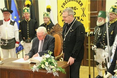 Bundespräsident Frank-Walter Steinmeier hat sich am Dienstagmittag im Freiberger Rathaus in das Goldene Buch der Stadt eingetragen.