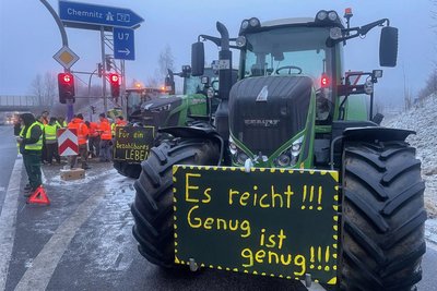 Die Zufahrt zur A 72 an der Anschlussstelle Aue-Hartenstein ist seit Freitagmorgen blockiert - den fünften Tag in Folge.