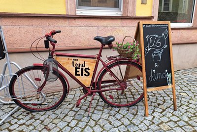 Kleine liebevolle Details laden die Touristen ein, einen Stopp einzulegen, um Eis zu essen.