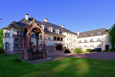 Schloss Wolfsbrunn, vor 110 Jahren als Landsitz für den Steinkohleunternehmer Karl Georg Wolf erbaut, ist heute ein Hotel.
