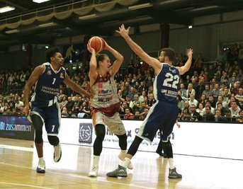 Malte Ziegenhagen behauptet sich gegenüber Armani Cotton und Ethan Bradford O'Day (Paderborn)