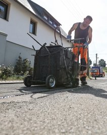 Alexander Roßner bei letzten Arbeiten auf der Köthensdorfer Hauptstraße in Köthensdorf.