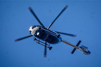 Ein Hubschrauber der Polizei sucht nach einer vermissten Person.