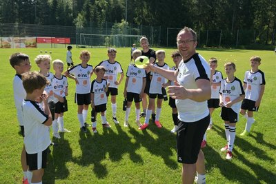 Zum Trainer-Team der Fußballschule Vogtland gehört auch Kevin Hampf (vorn).