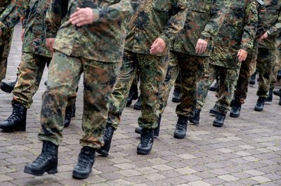Reservisten der Bundeswehr marschieren.