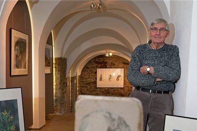 Klaus Hirsch in seiner Ausstellung "vom Mensch", die noch bis 8. April in der Kleinen Galerie in Hohenstein-Ernstthal zu sehen ist. 